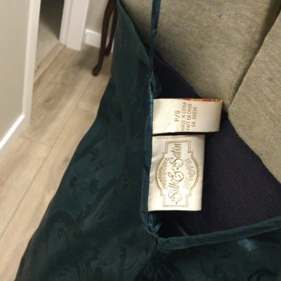 Silk and Satin ,  Beautiful dark green nightdress - Picture 6 of 9